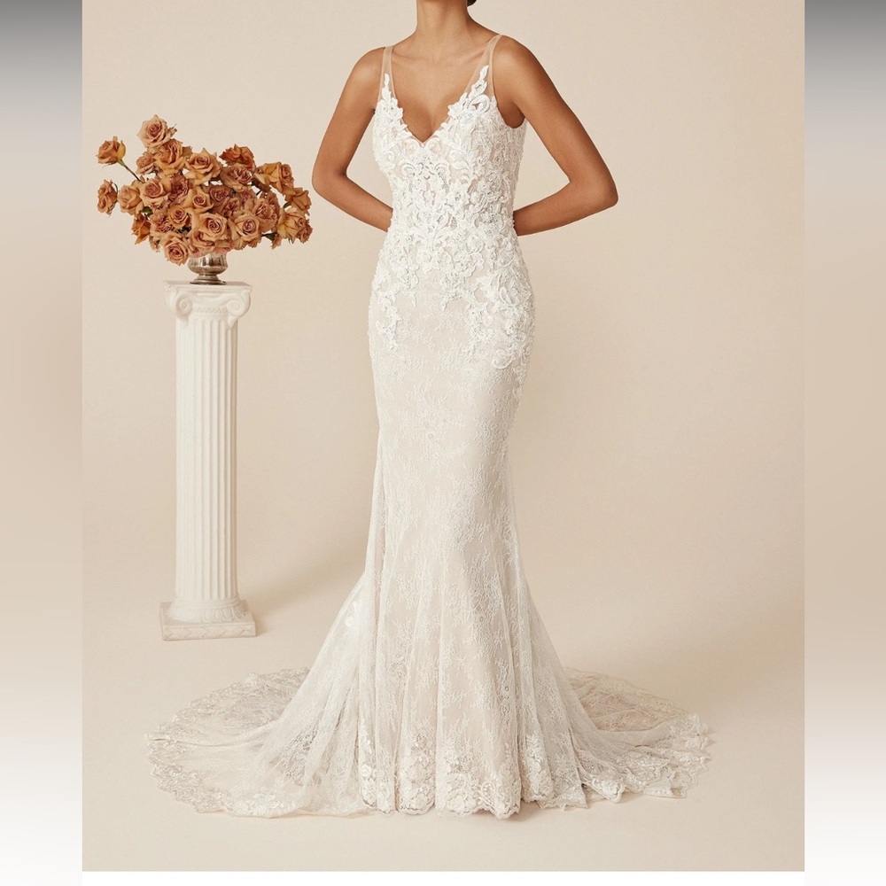 Elegant Ivory Lace Wedding Dress